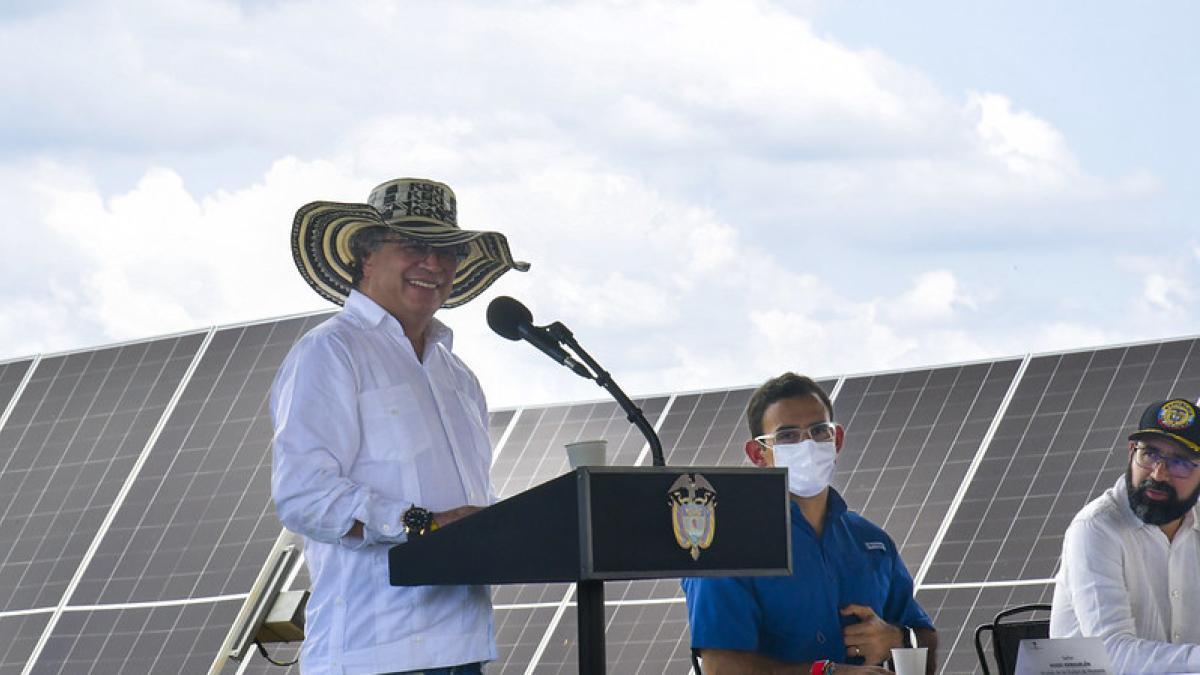 Presidente Gustavo Petro insiste en la transición energética y la fabricación de paneles solares en Colombia