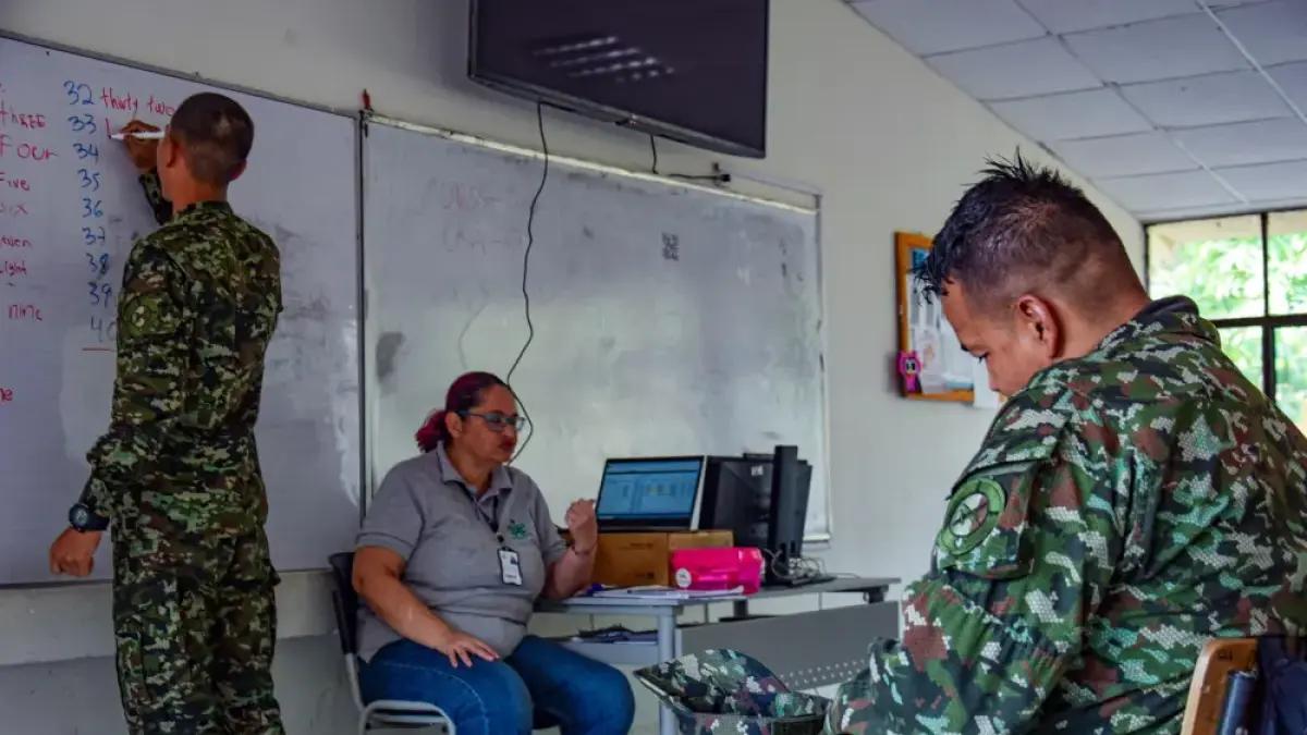 COP16: soldados reciben clases de inglés para comunicarse con los visitantes que llegarán a Cali por la cumbre mundial 