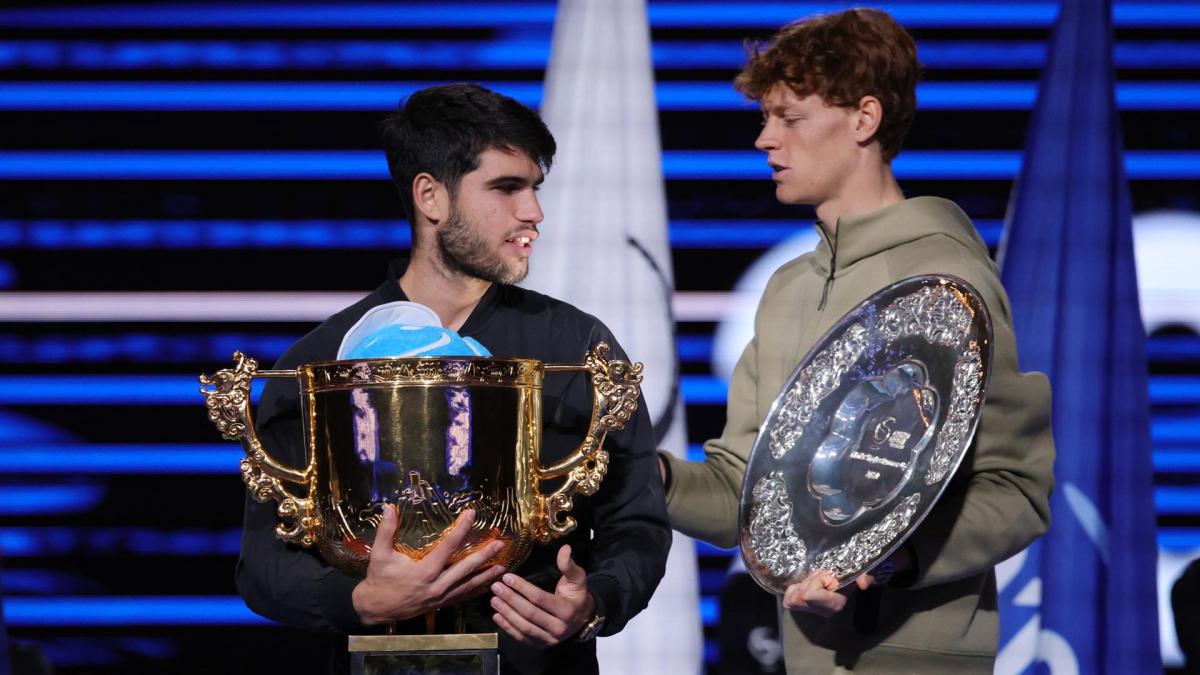 Carlos Alcaraz le remontó a Jannik Sinner, el número 1 del mundo, y se coronó campeón del ATP de Pekín