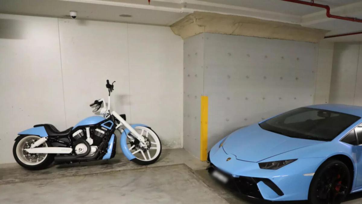 Cobró subsidio de desempleo en Australia y descubrieron que en su casa tenía un Lamborghini y una Harley-Davidson de más de 920 millones de pesos