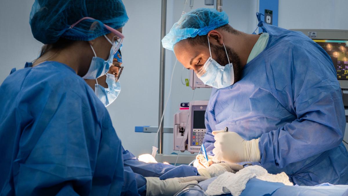 Joven que padecía un extraño tumor recuperó la movilidad gracias a una innovadora cirugía de columna hecha a través de la boca