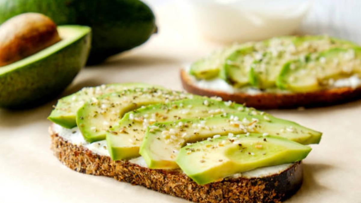 ¿Cuáles son los beneficios de comer tostadas integrales con aguacate?