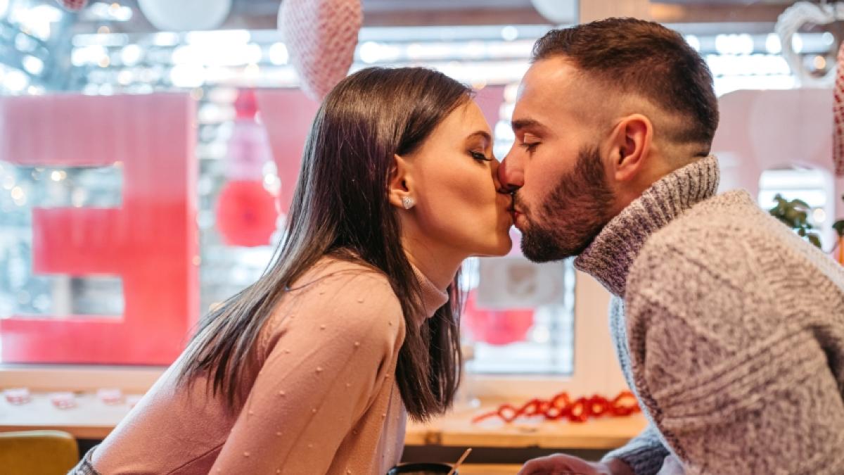 El beso que significa una gran demostración de amor: tipos de besos y cuándo dar cada uno de ellos