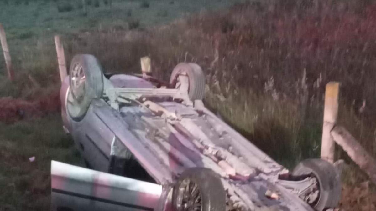 Carro en el que viajaba una familia terminó volcado y sobre una zanja en la vía Bogotá - Tunja: esto se sabe del accidente