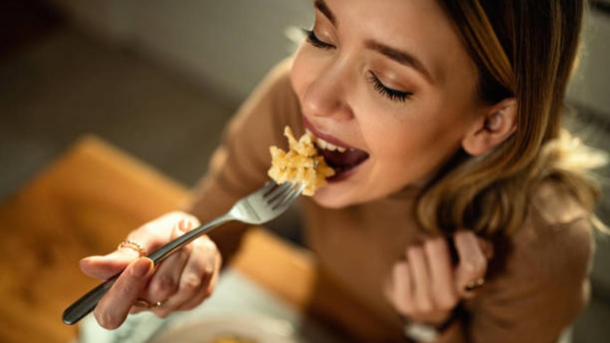 Experto advierte sobre este hábito antihigiénico antes de comer