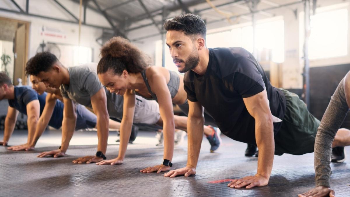 El ejercicio del 'hombre araña' que fortalece de verdad el abdomen: saque músculo en la barriga con la plancha de 'Spiderman'