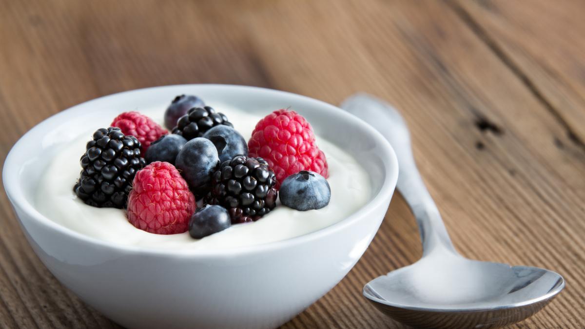 Does eating yogurt and fruit at night help you lose weight? This is what Harvard experts say