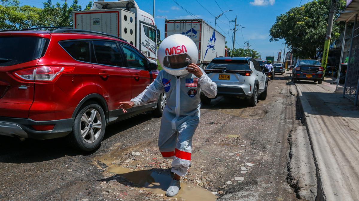 En video: ciudadano se disfraza de astronauta por el mal estado de la Circunvalar en el área metropolitana de Barranquilla