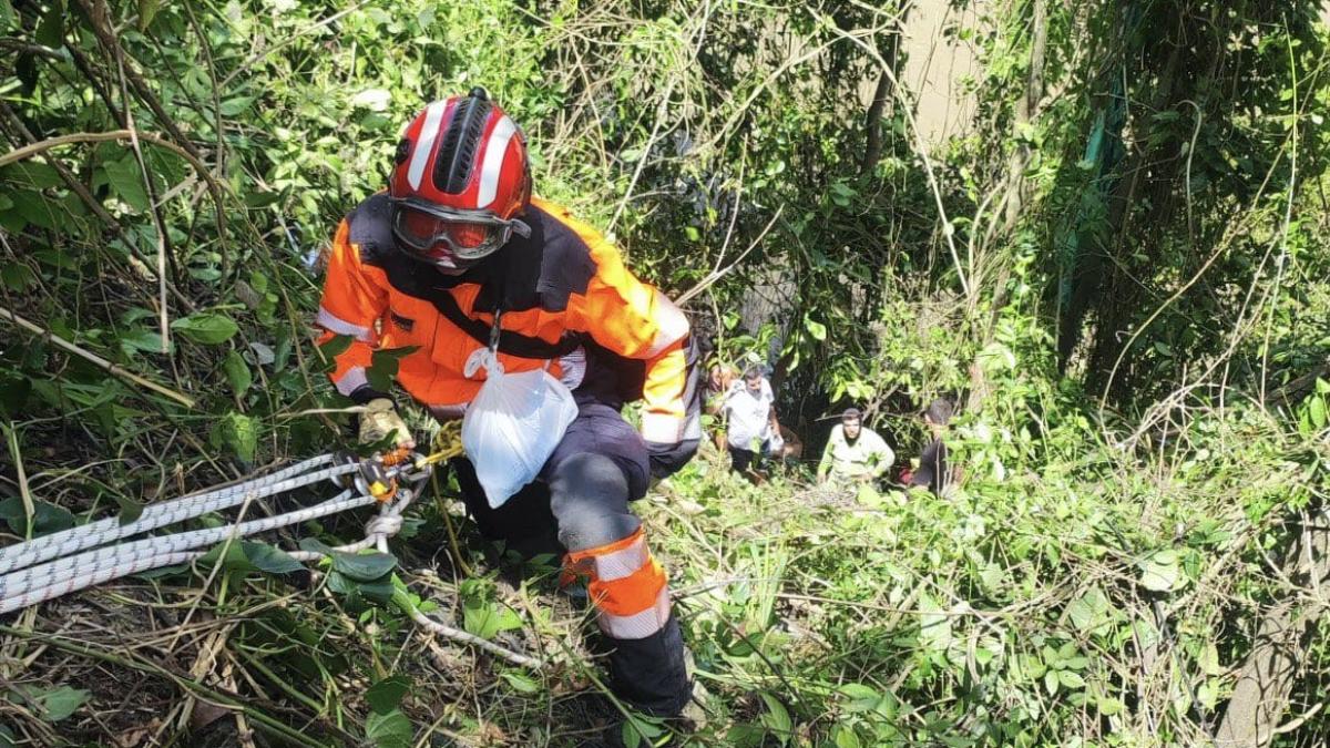 Carro con cinco personas a bordo -incluyendo un bebé- se fue a un abismo y casi es arrastrado por el río Cauca