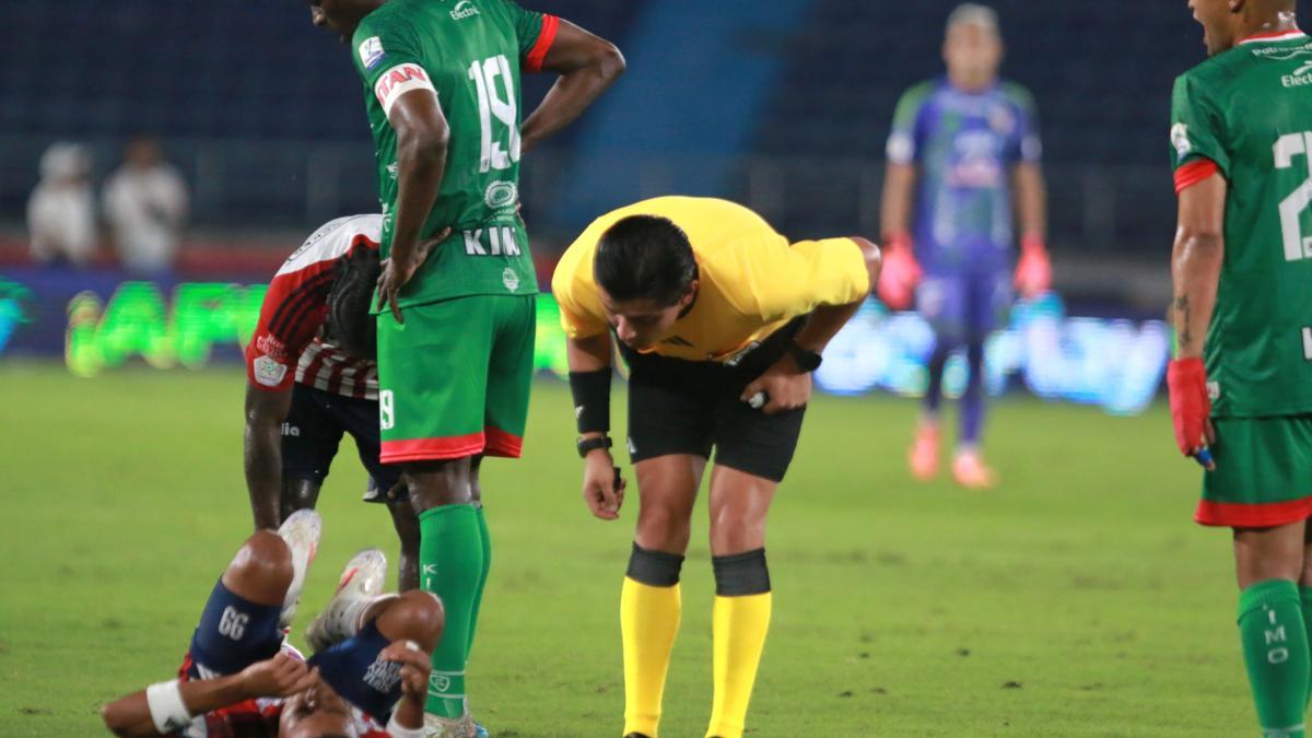 Video | Insólito: el juez Jonathan Ortiz olvidó sus tarjetas y se las pidió prestadas al asistente, en Junior vs. Patriotas