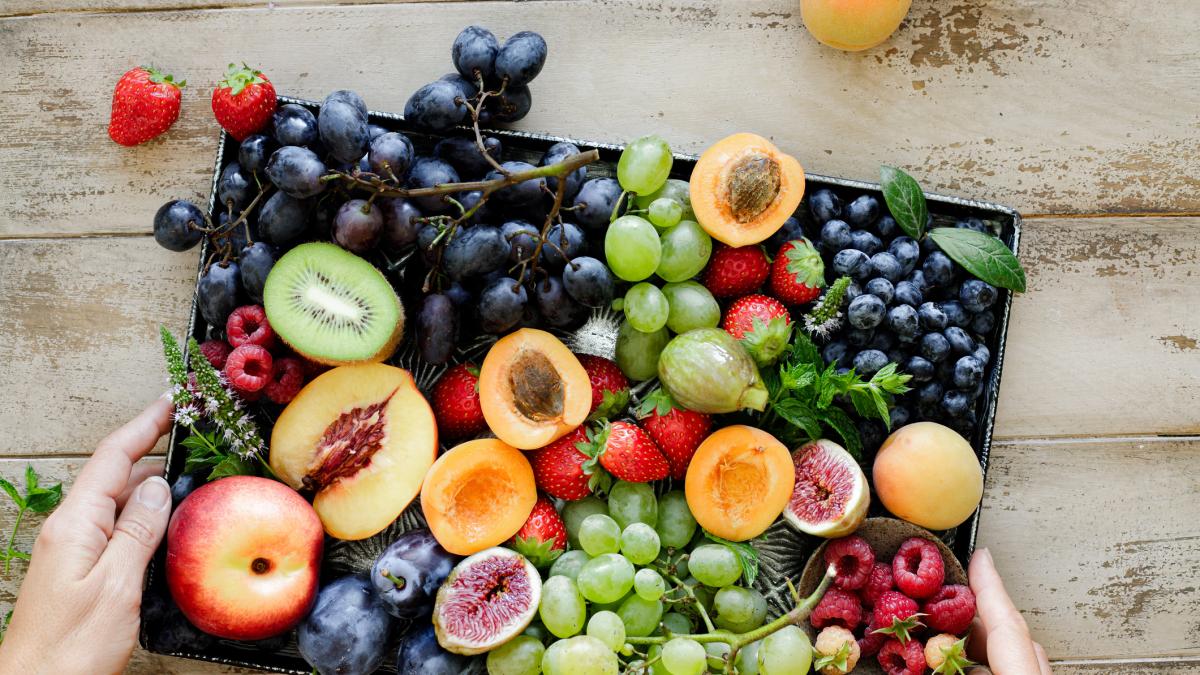 Las frutas y verduras que debería incluir en su dieta si busca mejorar la salud de su corazón y riñones