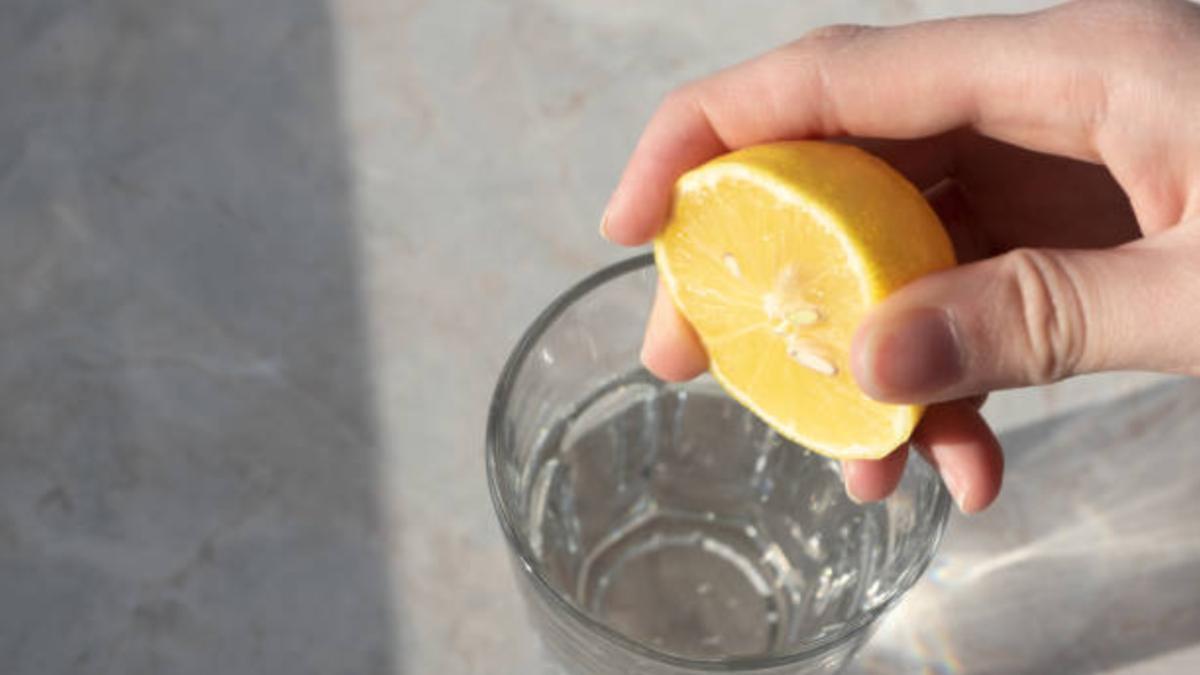 ¿Para qué sirve mezclar agua con limón a las mañanas? Experto responde