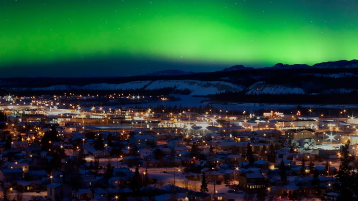 En fotos: el cielo de Reino Unido se iluminó con un raro fenómeno natural, parecido a una aurora boreal