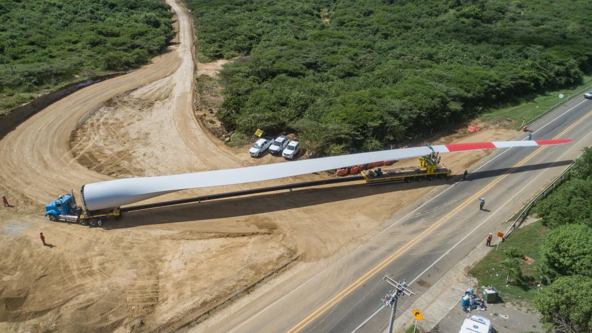 Llegaron al Atlántico los aerogeneradores del primer parque eólico de Celsia en Colombia