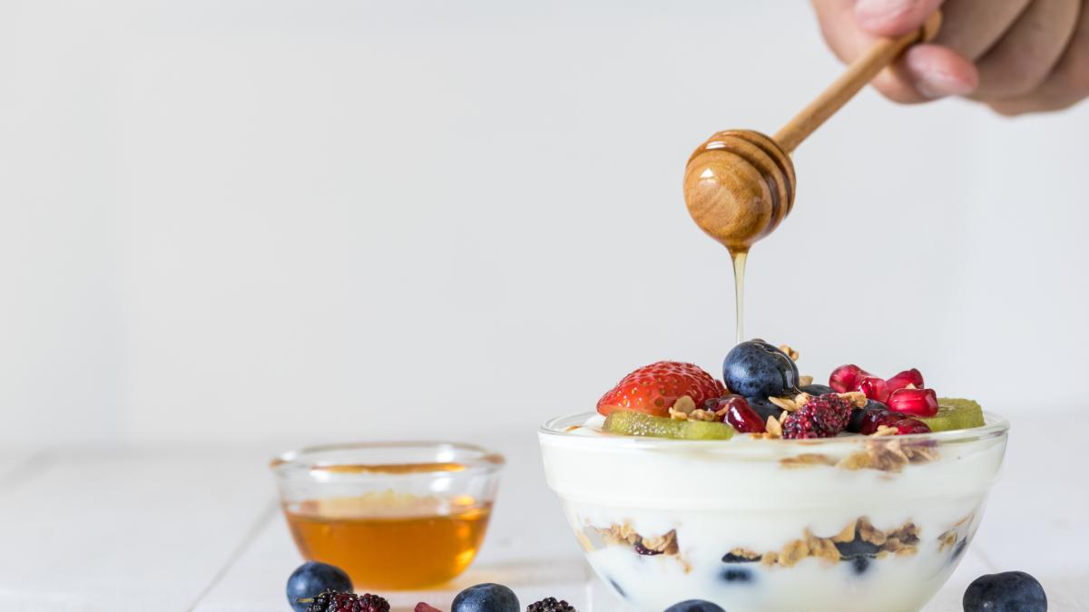 Este es el ingrediente que debería incluir en su yogur si quiere mejorar la digestión: ayuda a preservar los probióticos