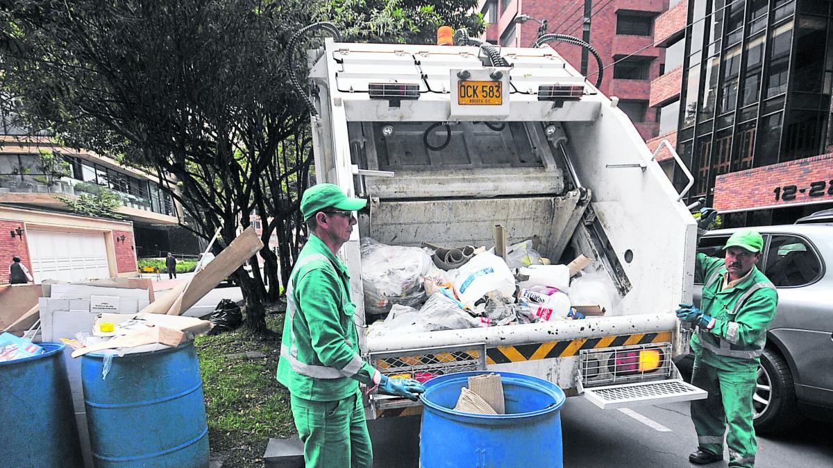 Las tres nuevas estrategias de la Uaesp para atacar los regueros de basura y puntos de arrojo de escombros en Bogotá 