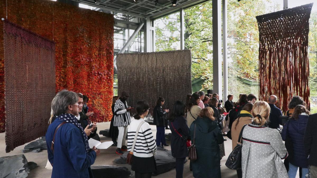 Olga de Amaral y la más grande retrospectiva de su obra en Europa: su arte textil engalana la Fundación Cartier, de París