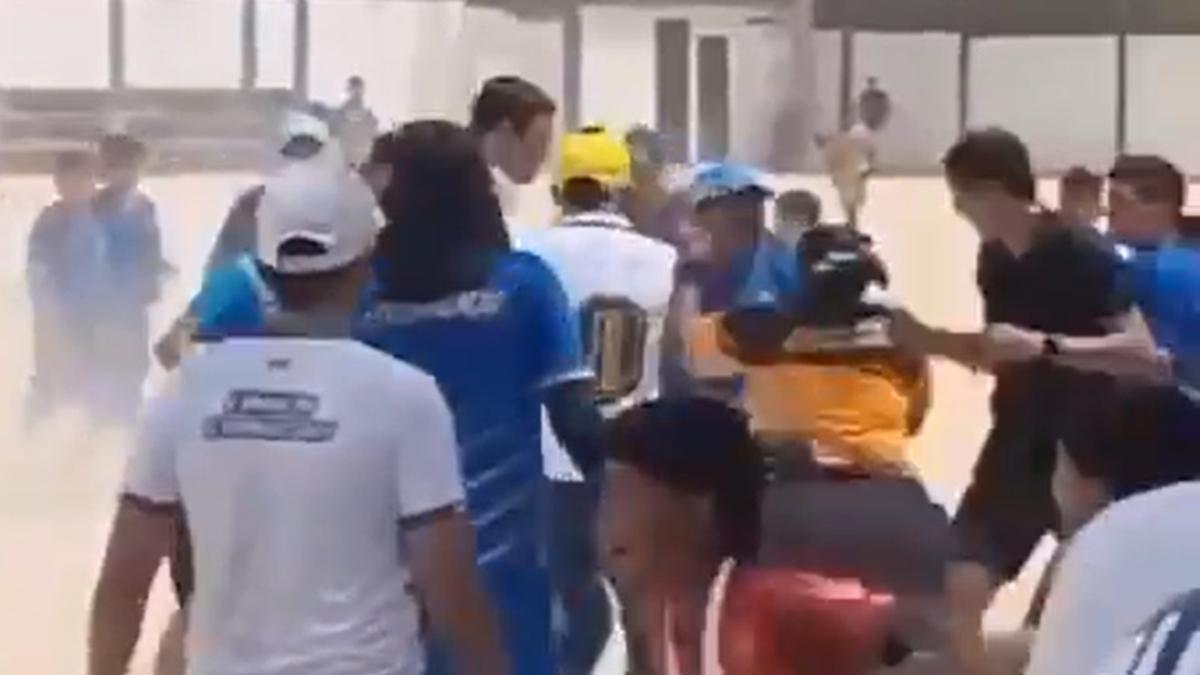 Video | Un árbitro fue brutalmente agredido por padres de familia en un partido entre equipos Sub-12 en Floridablanca, Santander