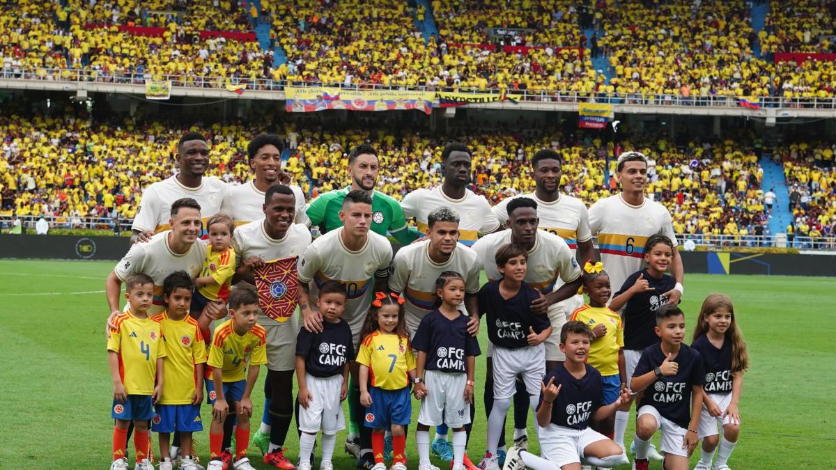 Cantante vallenato Vetto Gálvez entonó el himno de Colombia en partido contra Chile: ¿Le gustó?