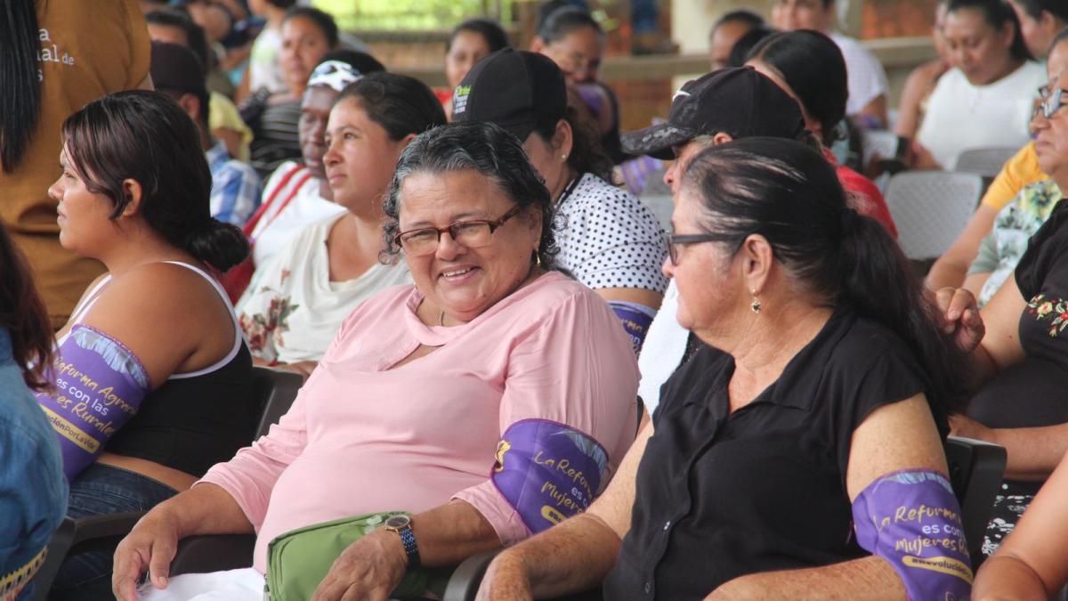 Gobierno entrega más de 5.500 hectáreas a 750 mujeres rurales en nueve departamentos