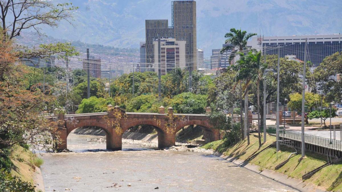 Fue hallado muerto un motociclista que cayó al Río Medellín luego de sufrir accidente 