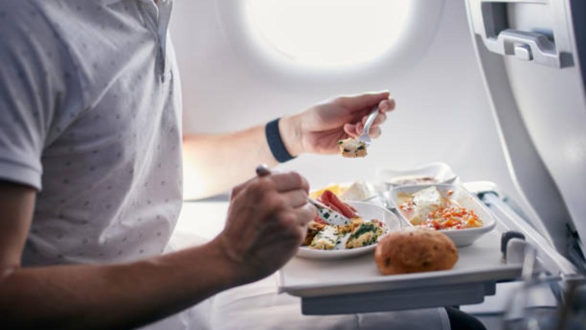 El motivo por el que nunca debería comer en un avión, según experto