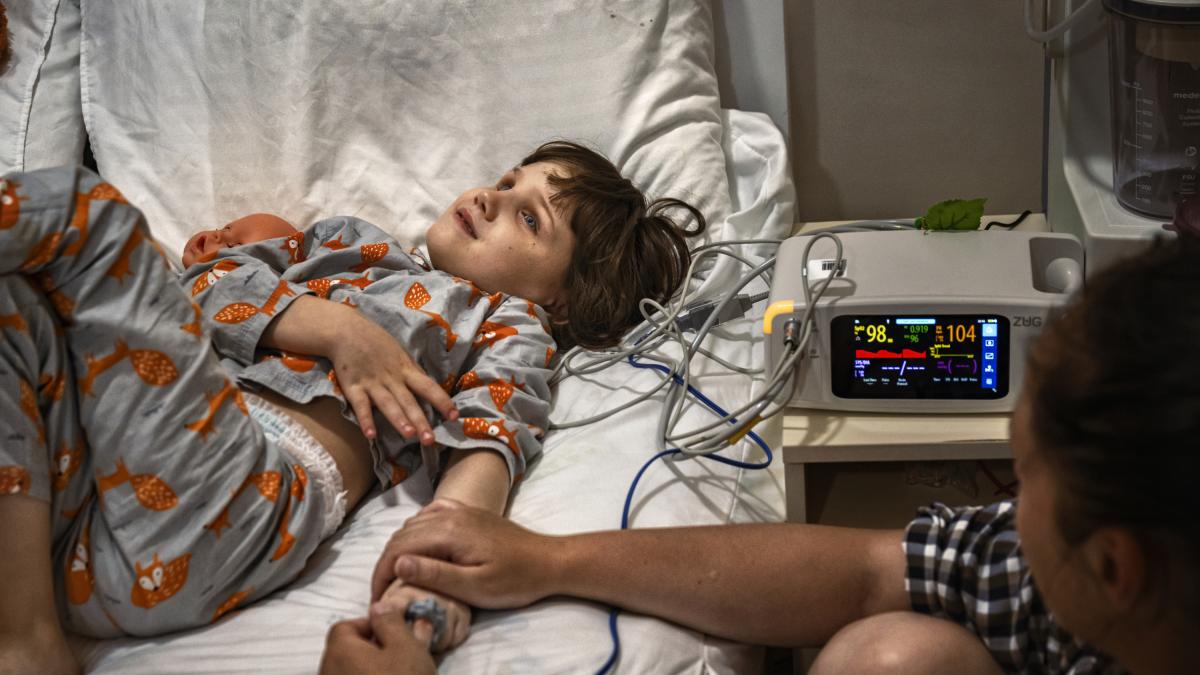 'Mamá, quiero vivir': la historia de la niña de 6 años que tuvo que luchar contra el cáncer en medio de la guerra