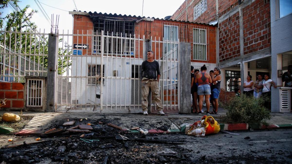 (Fotos) Así quedó el local del presunto asesino de la niña Sofía Delgado: comunidad quemó el lugar y Policía tuvo que intervenir disturbios