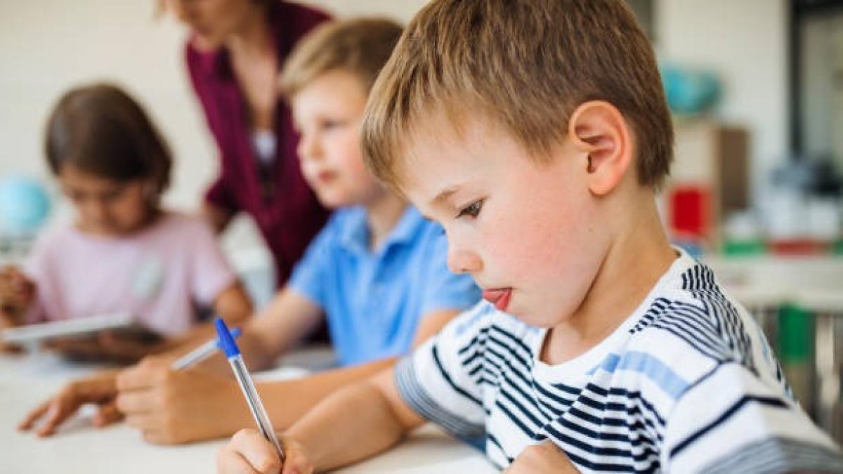 ¿Qué significa que una persona saque la lengua al escribir? Esto dice la ciencia