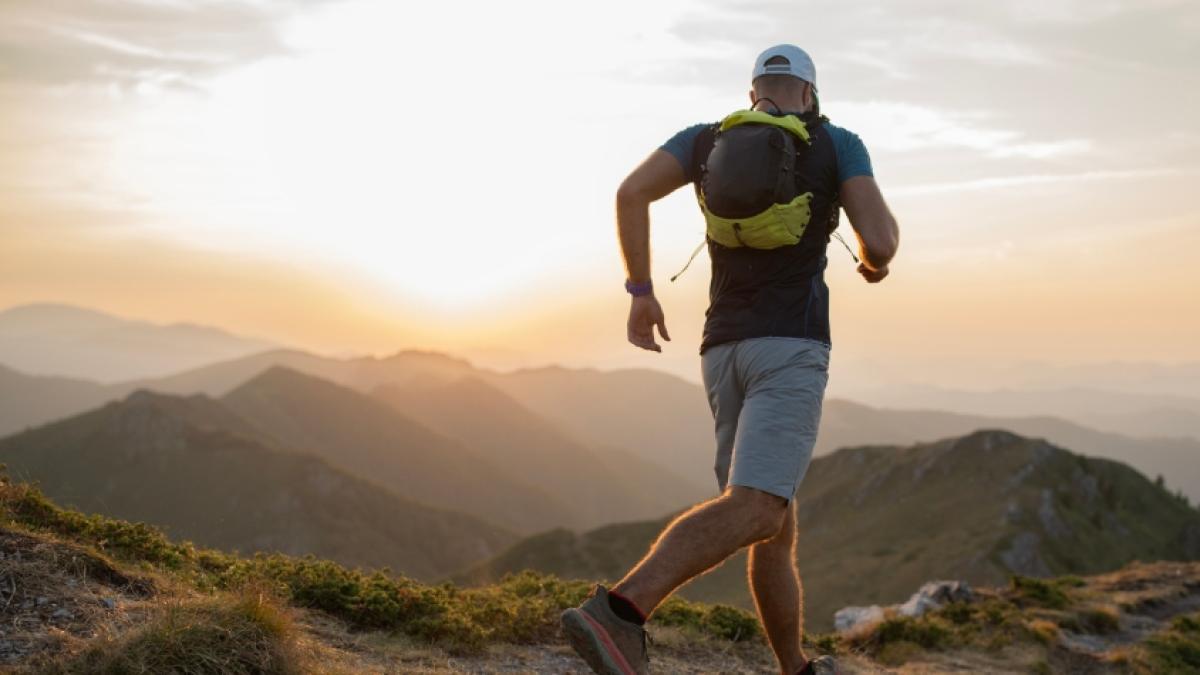 ‘Rucking’, el ejercicio que adelgaza y aumenta la masa muscular mientras se corre: así se practica