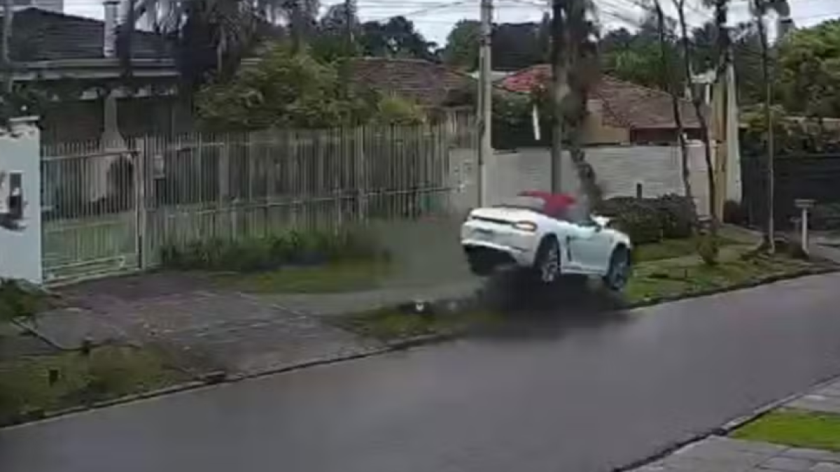 Video: chocó un carro Porsche 718 Boxster de más de 400 millones de pesos contra un árbol y abandonó el vehículo en plena calle