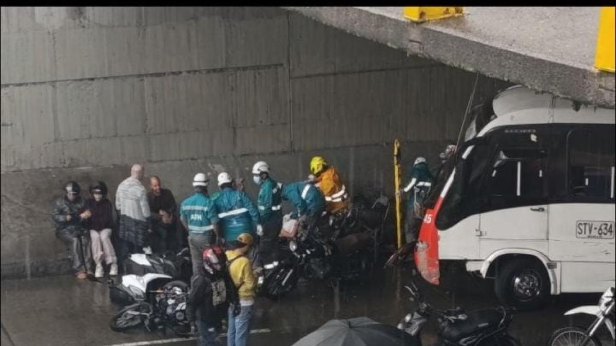 Bus de servicio público chocó con varias motos que se resguardaban de la lluvia en un deprimido de Medellín 