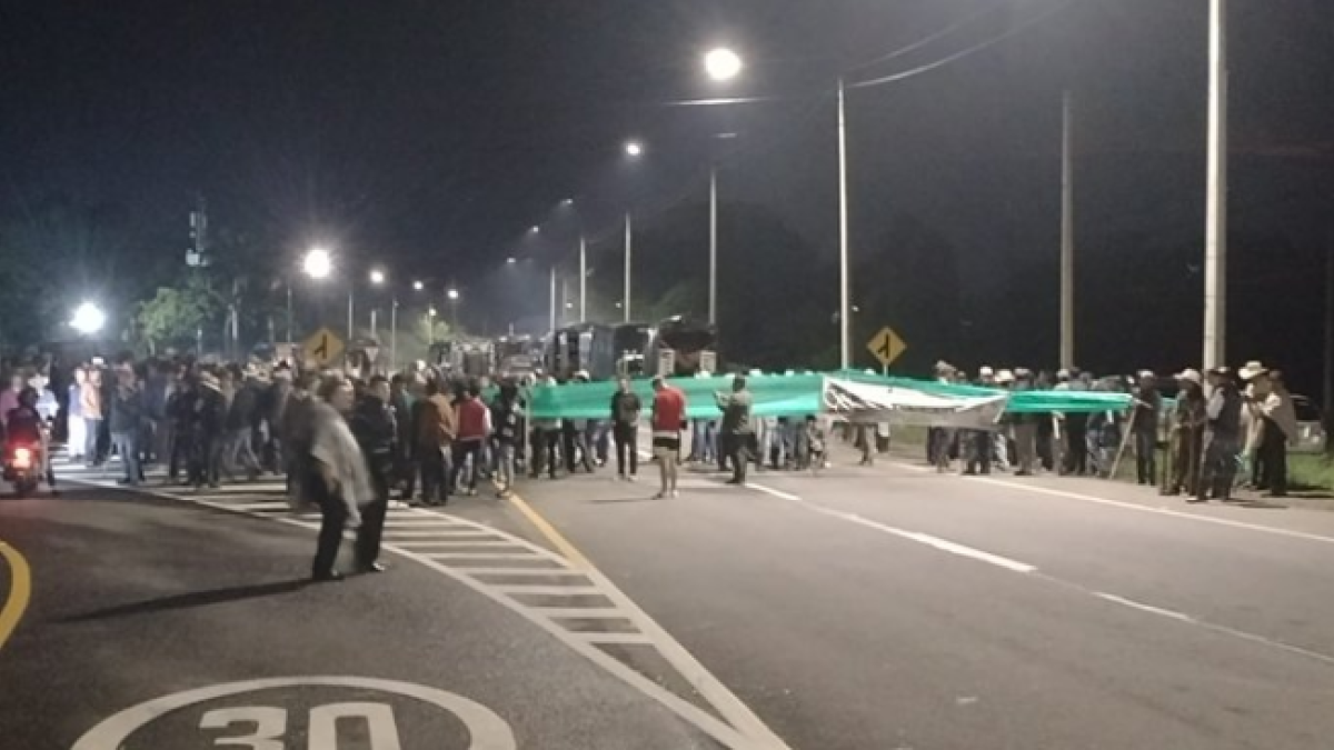 Mineros y campesinos de Santander se levantaron de mesa de diálogos porque no llegaron delegados del Gobierno: siguen los bloqueos