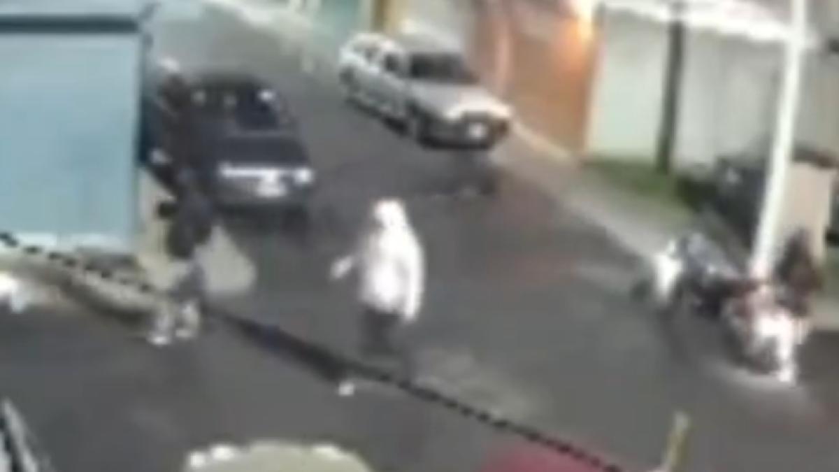 Video| Extorsionadores detonaron un explosivo en un local: uno resultó herido y fue abandonado por sus cómplices