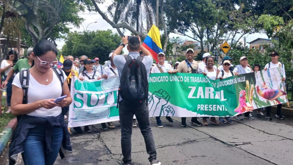 Marcha a favor del presidente Gustavo Petro en el tercer día de la COP16, en Cali; así transcurrió la jornada con docentes, mineros y pensionados 