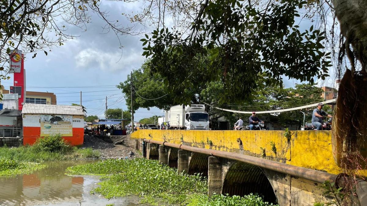 Invías prohibió el paso de vehículos pesados por el puente sobre la Avenida Bicentenario, en Lorica (Córdoba)