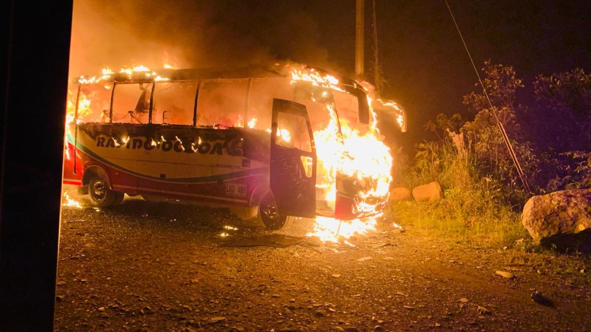 Susto en Chocó: hombres armados queman un bus en la vía Quibdó-Medellín 