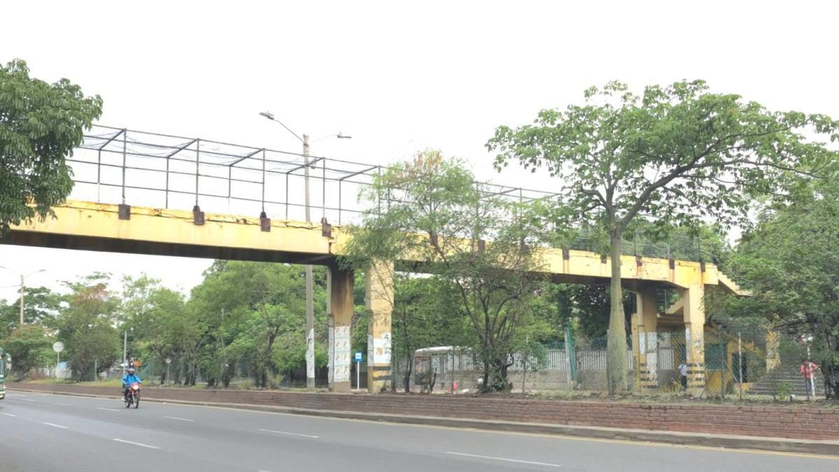 Indignación en Soledad, Atlántico, por el robo de las rejas que protegían un puente peatonal en mal estado