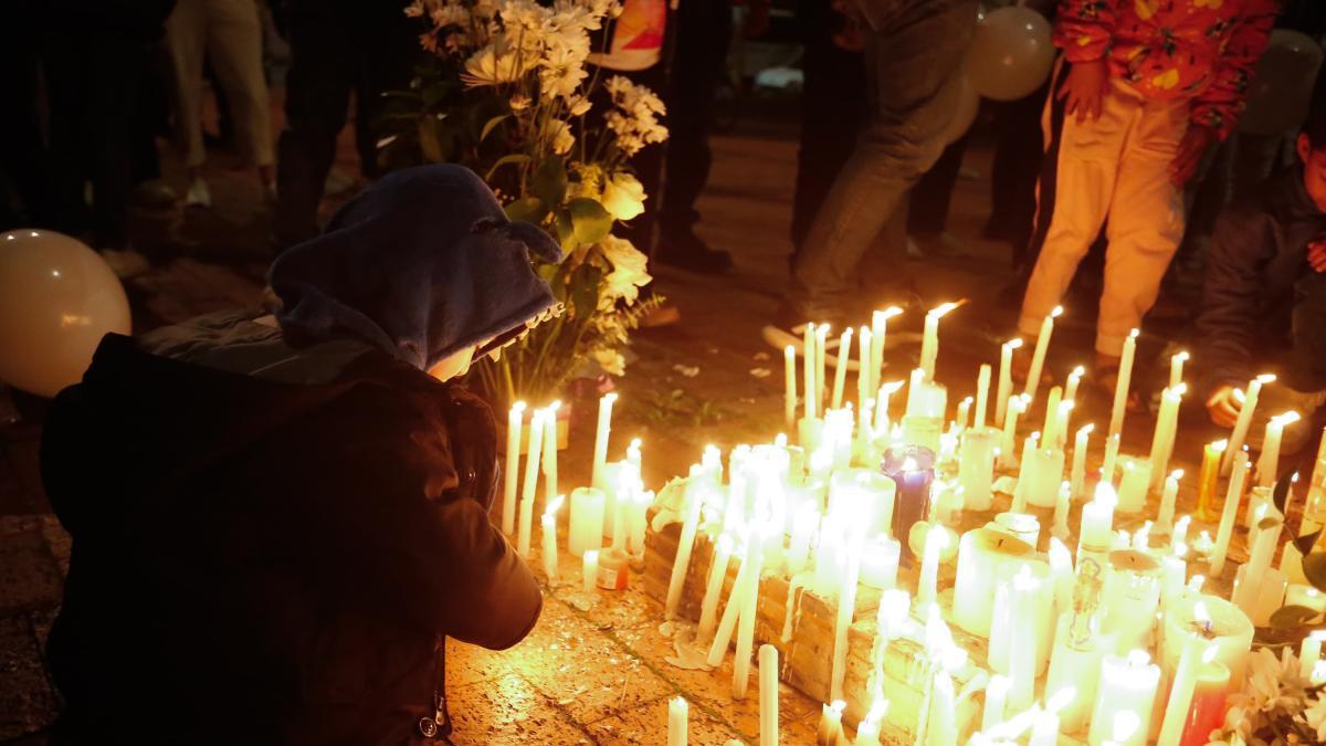 Velatón frente a la casa donde ocurrió el asesinato de dos niños de 4 y 7 años, en Bogotá, hecho del que se señala a su padre 