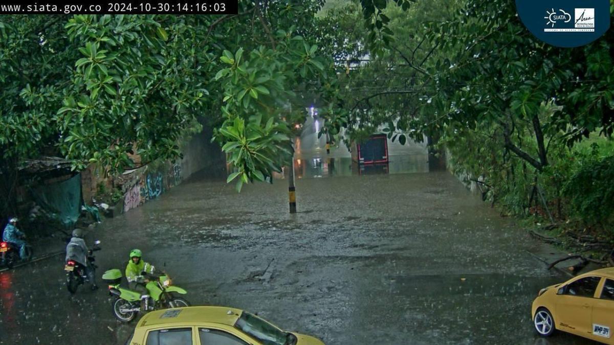 Reportan inundación al norte de Medellín tras fuertes lluvias 