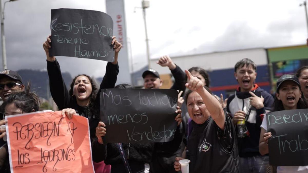 Vendedores ambulantes en Colombia: entre la invasión del espacio público y el derecho al trabajo