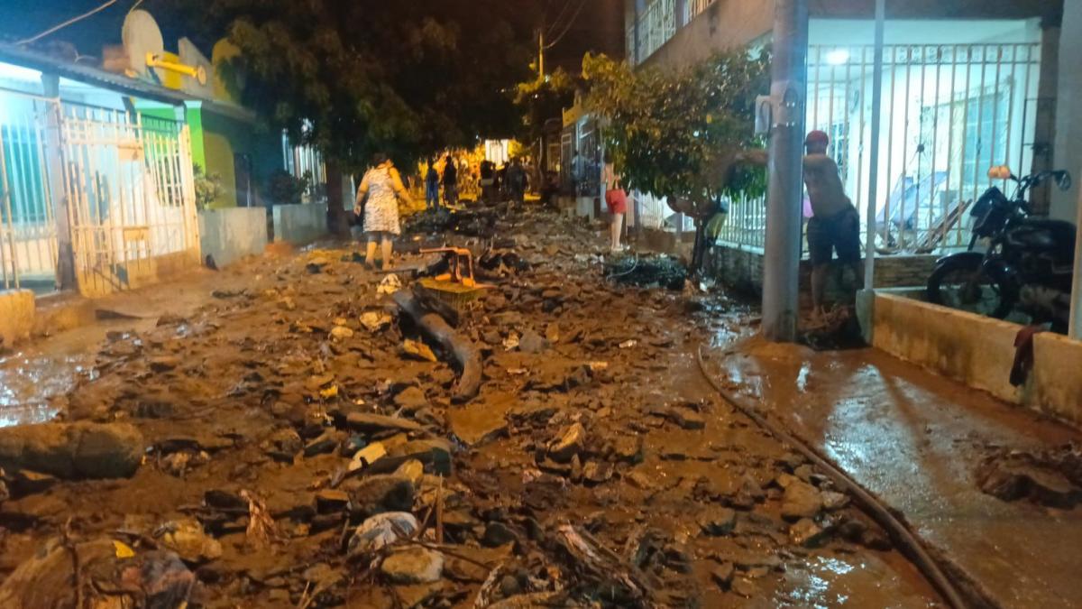 En video: emergencia en Santa Marta por deslizamiento que arrasó con viviendas y vehículos tras fuerte aguacero