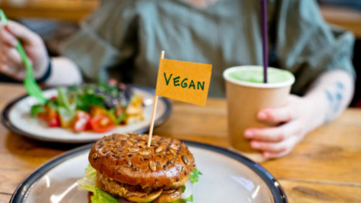 Nutricionistas advierten de ciertos platos veganos que no se destacan por ser saludables: ‘Toda la comida vegana no es sana’