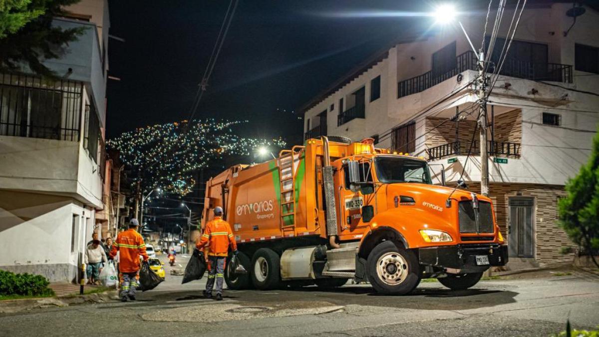 Medellín: trabajador de Empresas Varias falleció tras ser atropellado por un camión de recolección de basuras 