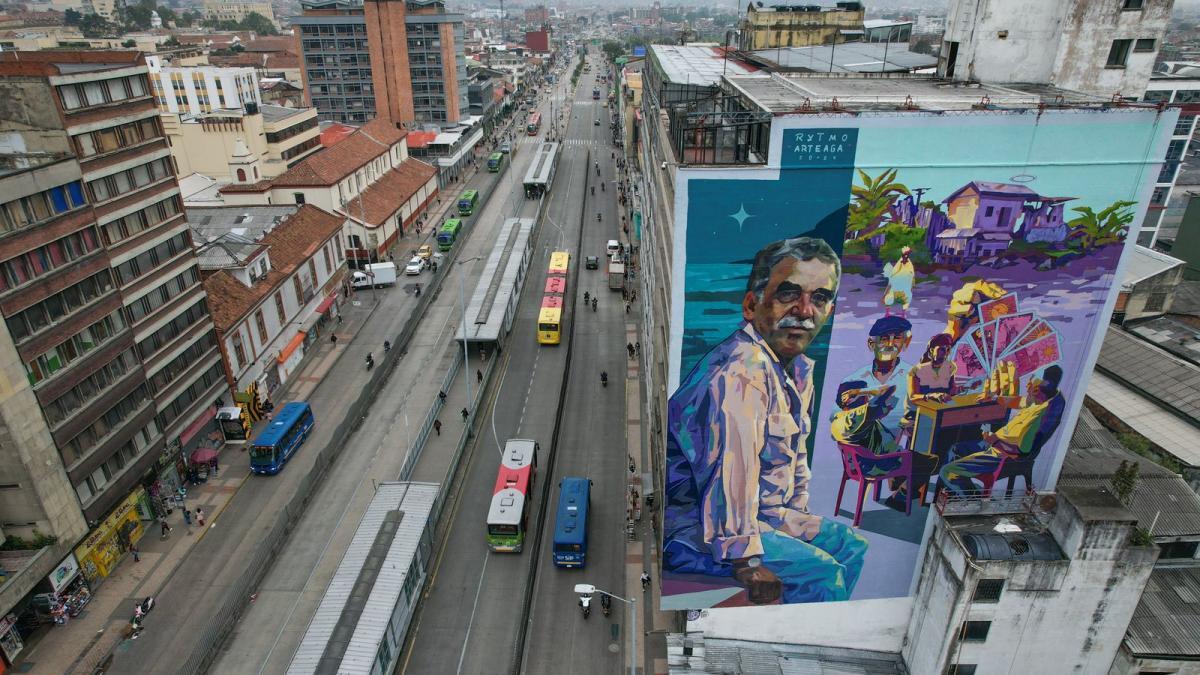 Un mural que rinde homenaje a Gabriel García Márquez en Bogotá le dio color a la carrera Décima en el sector de San Victorino 