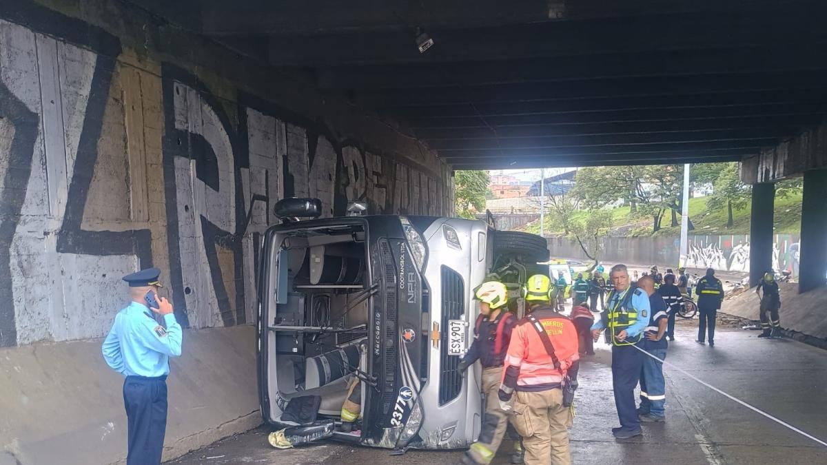 Un bus que transportaba niños de un club de baile se accidentó en el centro de Medellín 