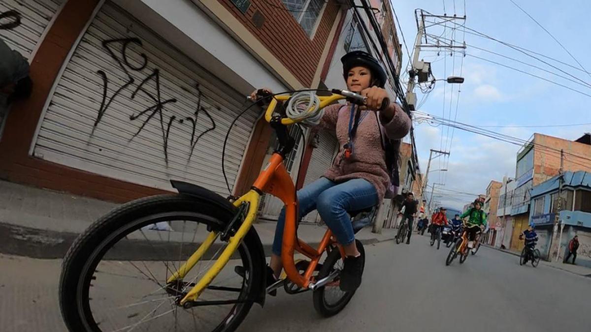 Bogotá: así funciona la estrategia de movilidad con la que más de 12.000 estudiantes reemplazaron a los buses por las bicicletas 