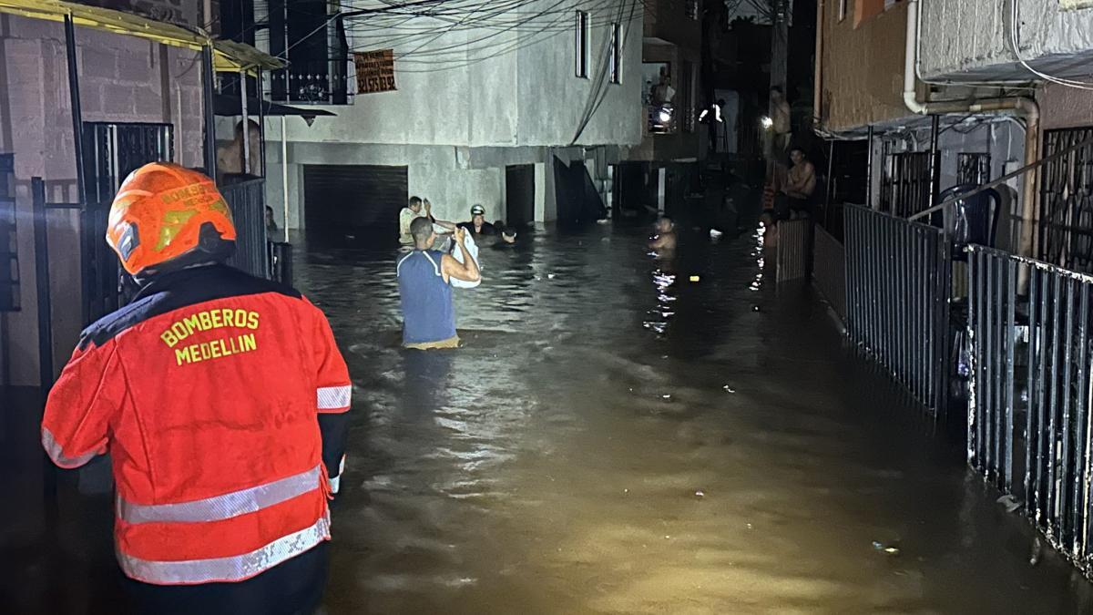 Relatos del drama que vivieron en un barrio de Medellín que se ‘llevó el agua’: se salvaron entre vecinos para no morir 