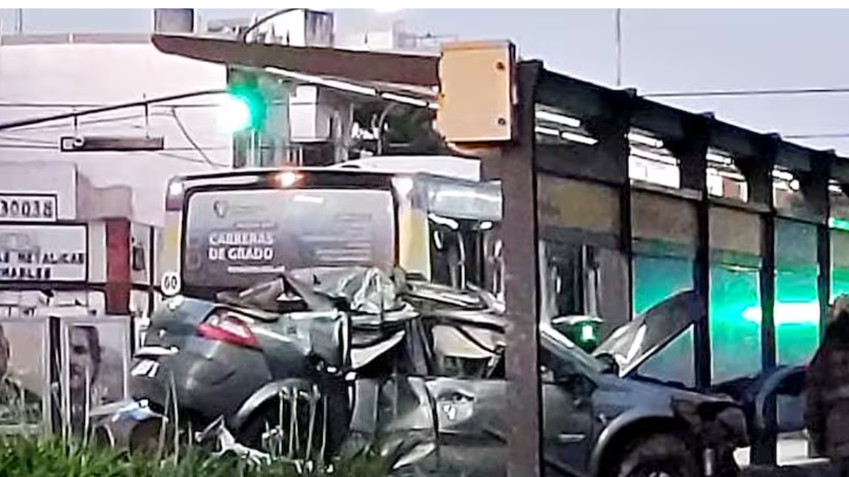 Video muestra el impactante momento en que un carro que perdió el control choca contra una parada de bus