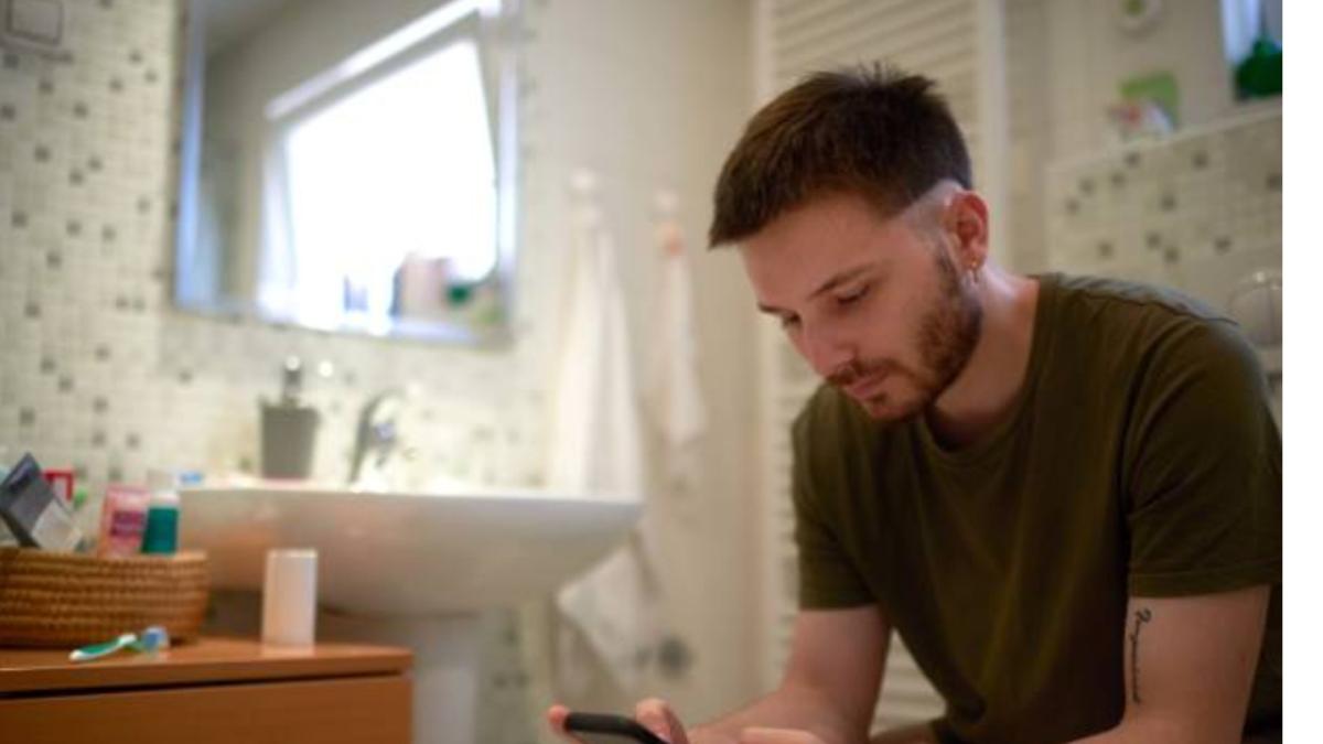 ¿Cuánto tiempo pasa en el baño? Exceder este límite sería riesgoso, según expertos